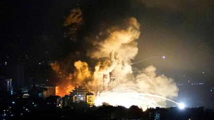 Israel setzt seine massiven Angriffe im Raum Beirut fort.