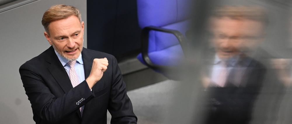 Christian Lindner (FDP), Bundesminister der Finanzen, spricht bei der Plenarsitzung im Deutschen Bundestag.