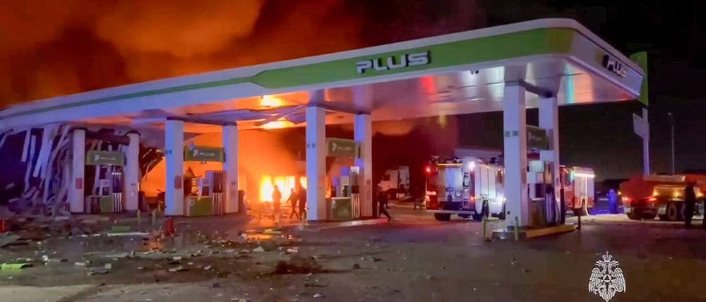 Mindestens zwölf Menschen sind durch die Explosion einer Tankstelle in Machatschkala in Südrussland getötet worden.