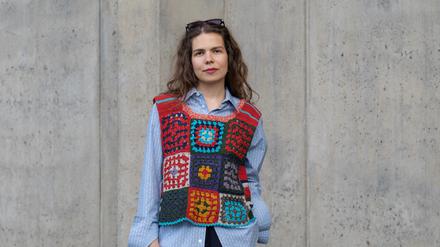 Leonie Herweg vor Kaiser-Friedrich-Gedächtniskirche im Hansaviertel.