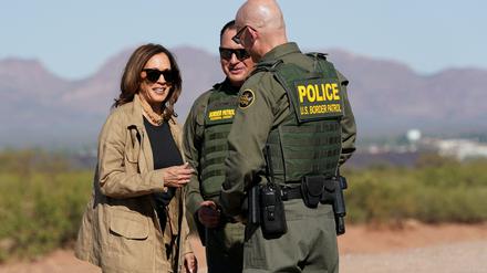 Die demokratische Präsidentschaftskandidatin und US-Vizepräsidentin Kamala Harris besichtigt die Grenze zu Mexiko mit Grenzschutzbeamten.
