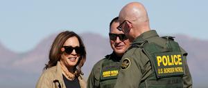 Die demokratische Präsidentschaftskandidatin und US-Vizepräsidentin Kamala Harris besichtigt die Grenze zu Mexiko mit Grenzschutzbeamten.