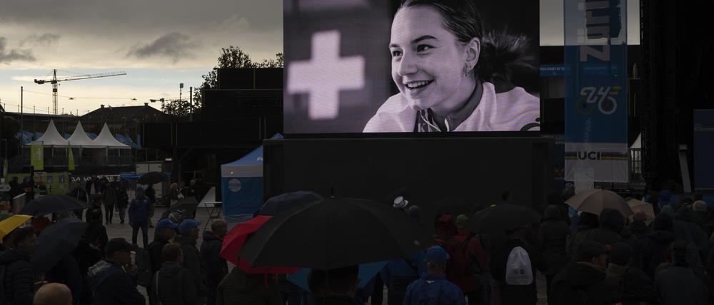 Ein Bild der Radsportlerin Muriel Furrer aus der Schweiz wurde während einer Schweigeminute vor der Medaillenzeremonie des U23-Straßenrennens der Strassen- und Para-Radweltmeisterschaften 2024 auf einen Bildschirm projiziert. 