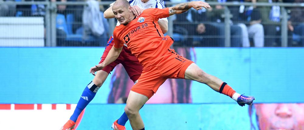 Paderborns Sven Michel (vorn) und Hamburgs Sebastian Schonlau kämpfen um den Ball.