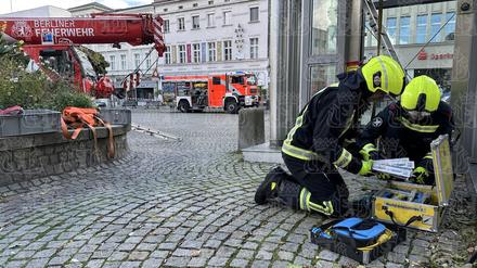 Berliner Feuerwehrleute befreiten in Bezirk Spandau eine Frau aus einem steckengebliebenen Aufzug.