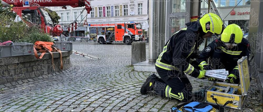 Berliner Feuerwehrleute befreiten in Bezirk Spandau eine Frau aus einem steckengebliebenen Aufzug.
