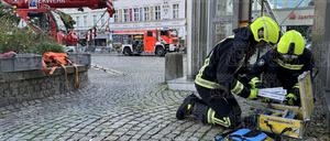 Berliner Feuerwehrleute befreiten in Bezirk Spandau eine Frau aus einem steckengebliebenen Aufzug.