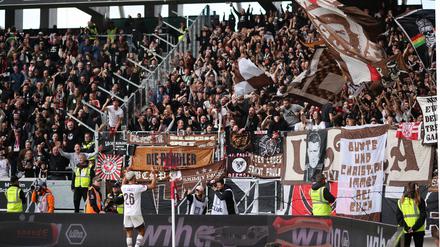 Das lief gut. St. Paulis Elias Saad feiert mit den Fans seiner Mannschaft im Gästeblock sein Tor zum 0:3. 