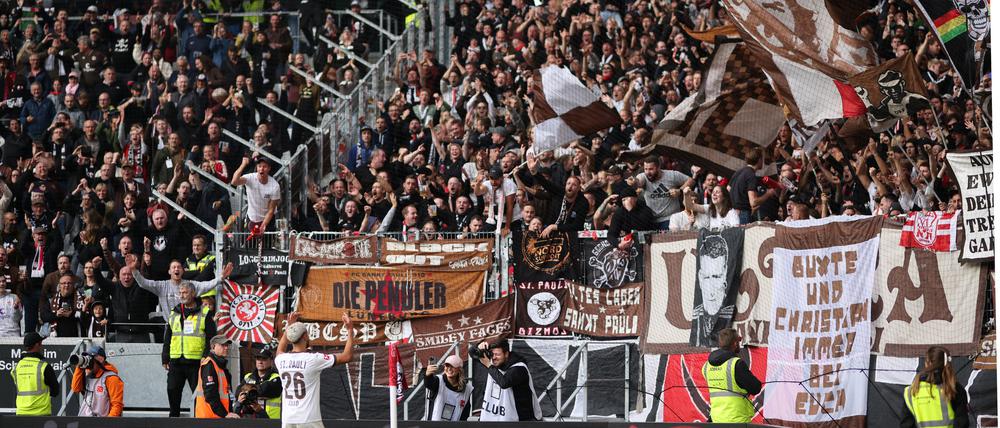Das lief gut. St. Paulis Elias Saad feiert mit den Fans seiner Mannschaft im Gästeblock sein Tor zum 0:3.