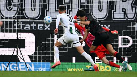 Da passiert es. Cvancara setzt sich gegen Diogo Leite durch und lässt Gladbach jubeln.