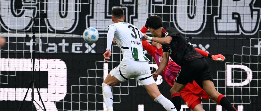 Da passiert es. Cvancara setzt sich gegen Diogo Leite durch und lässt Gladbach jubeln.