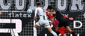 Da passiert es. Cvancara setzt sich gegen Diogo Leite durch und lässt Gladbach jubeln.