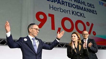 Herbert Kickl (l), Parteichef der rechten FPÖ und Harald Stefan (r).