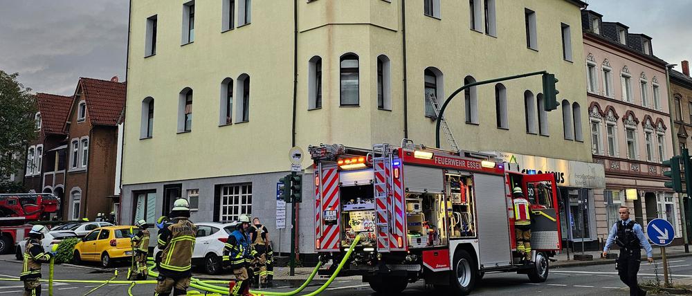 Bei zwei Bränden in Essen sind rund 30 Menschen verletzt worden.