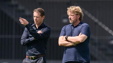 BVB-Geschäftsführer Lars Ricken (l) bestreitet interne Dissonanzen bei Borussia Dortmund.