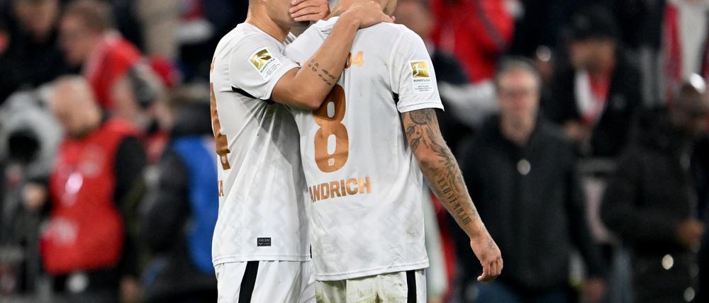 Die Bayer-Profis Granit Xhaka (links) und Robert Andrich sind zufrieden über das 1:1 in München.