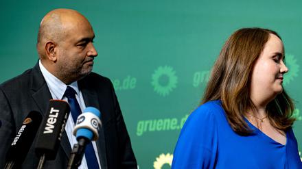 Die Grünen-Parteivorsitzenden Ricarda Lang und Omid Nouripour verlassen eine Pressekonferenz in der Bundesgeschäftsstelle Bündnis 90/Die Grünen (Archivbild).