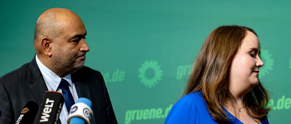 Die Grünen-Parteivorsitzenden Ricarda Lang und Omid Nouripour verlassen eine Pressekonferenz in der Bundesgeschäftsstelle Bündnis 90/Die Grünen (Archivbild).