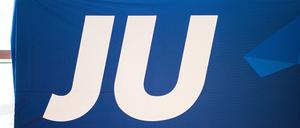 17.02.2024 - Nordrhein-Westfalens Innenminister gastiert beim Neujahrsempfang des CDU-Kreisverbandes Herford. Im Bild ein Schriftzug der Jungen Union der Christlich Demokratischen Union vor einem Vorhang in der Aula mit einem Mikrofon. , *** 17 02 2024 North Rhine-Westphalias Minister of the Interior attends the New Years reception of the CDU district association in Herford The picture shows a lettering of the Young Union of the Christian Democratic Union in front of a curtain in the auditorium with a microphone,