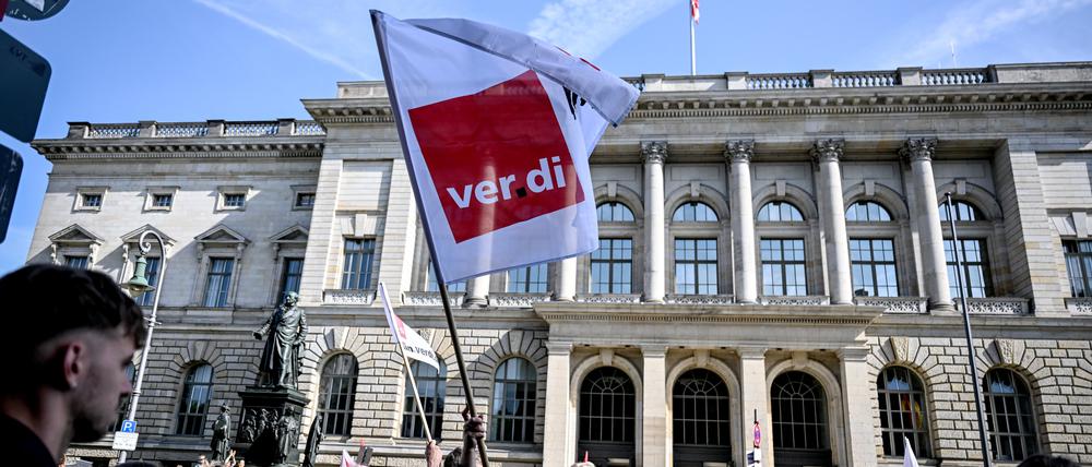 Demonstranten stehen vor dem Berliner Abgeordnetenhaus bei der Kundgebung streikender Kita-Erzieherinnen.