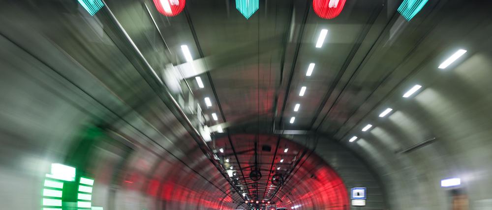 Feuerwehrleute proben den Ernstfall im Tunnel in Berlin. (Symbolbild)