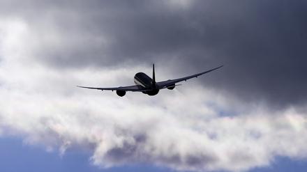 Eine Boeing 787 Dreamliner startet von der Startbahn Süd des Flughafens Berlin Brandenburg „Willy Brandt“ in Richtung Doha.