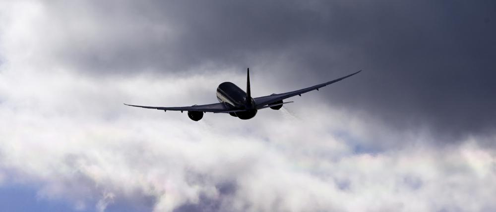 Eine Boeing 787 Dreamliner startet von der Startbahn Süd des Flughafens Berlin Brandenburg „Willy Brandt“ in Richtung Doha.