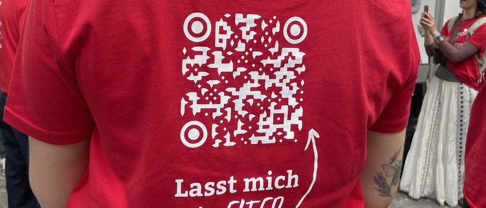 „Lasst mich weitermachen“, lautete auch auf den T-Shirts der Fellows der Appell bei der Aktion am Berlin-Tag. Kurz danach wurden sie der Veranstaltung verwiesen.