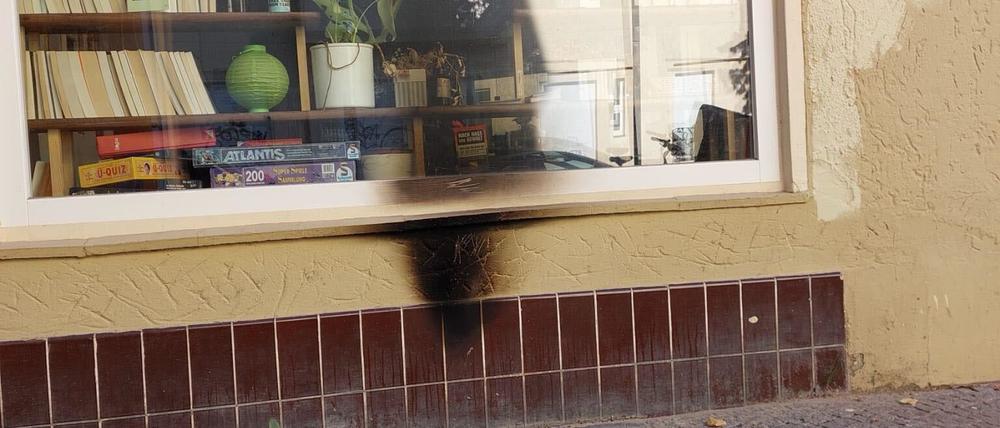 Das Foto ist von einem Brandschlag auf die Kneipe Bajszel in Neukölln in der Nacht zu Sonntag,