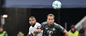 Harry Kane (rechts, hier gegen Leverkusens Abwehrchef Jonathan Tah) musste im Topspiel verletzt ausgewechselt werden.