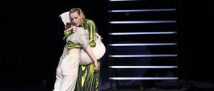 Evamaria Salcher als Ottilie (links) und Mareike Beykirch als Cat in „Blue Skies“.