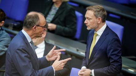 Christian Lindner (FDP, l), Bundesminister der Finanzen, und Friedrich Merz (CDU), CDU-Bundesvorsitzender und Unionsfraktionsvorsitzender.