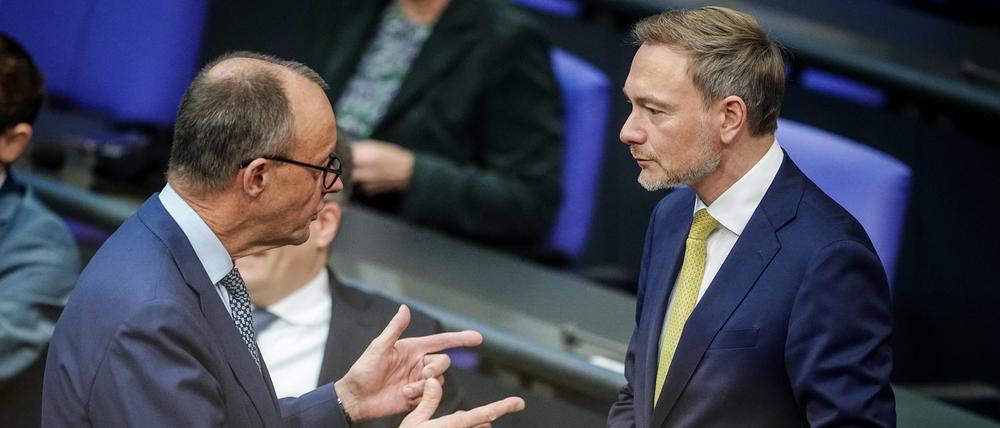 Christian Lindner (FDP, l), Bundesminister der Finanzen, und Friedrich Merz (CDU), CDU-Bundesvorsitzender und Unionsfraktionsvorsitzender.