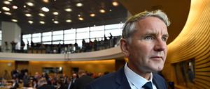 Björn Höcke, AfD-Fraktionschef, geht nach der Wahl des Landtagspräsidenten aus dem Plenarsaal während der konstituierenden Sitzung des Thüringer Landtags.