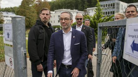  Herbert Kickl (M), Vorsitzender der Freiheitlichen Partei Österreichs (FPÖ), verlässt ein Wahllokal, nachdem er seine Stimme bei der Nationalratswahl abgegeben hat.