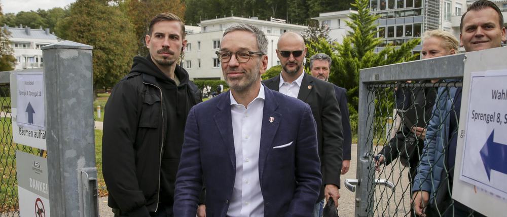 Herbert Kickl (M), Vorsitzender der Freiheitlichen Partei Österreichs (FPÖ), verlässt ein Wahllokal, nachdem er seine Stimme bei der Nationalratswahl abgegeben hat.