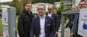  Herbert Kickl (M), Vorsitzender der Freiheitlichen Partei Österreichs (FPÖ), verlässt ein Wahllokal, nachdem er seine Stimme bei der Nationalratswahl abgegeben hat.