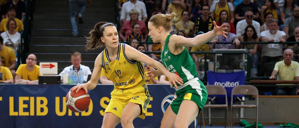Lena Gohlisch (links, hier im Finale der Vorsaison gegen Keltern) traf ein paar wichtige Würfe.
