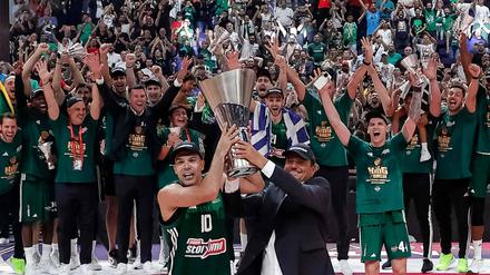 Kostas Sloukas (links) und Trainer Ergin Ataman feierten vor vier Monaten den Euroleague-Triumph in Berlin.