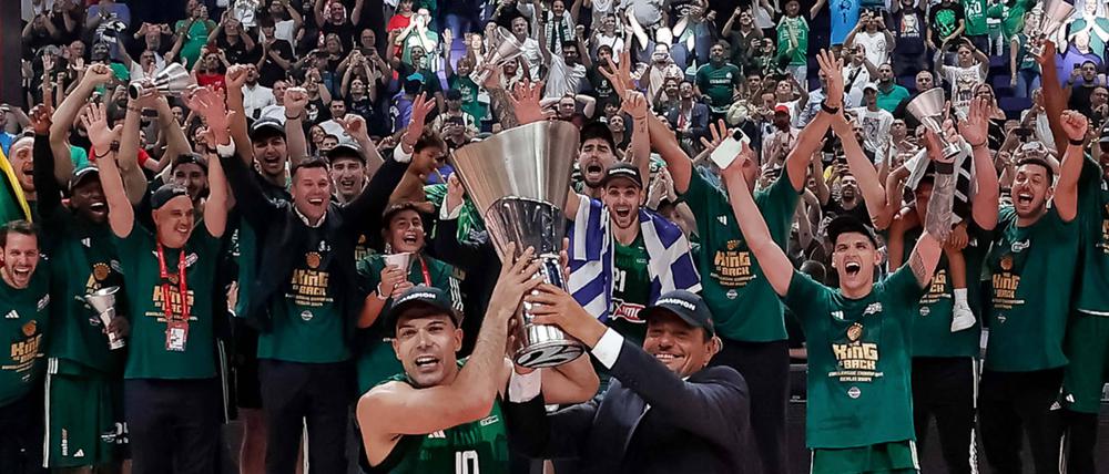 Kostas Sloukas (links) und Trainer Ergin Ataman feierten vor vier Monaten den Euroleague-Triumph in Berlin.