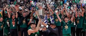 Kostas Sloukas (links) und Trainer Ergin Ataman feierten vor vier Monaten den Euroleague-Triumph in Berlin.