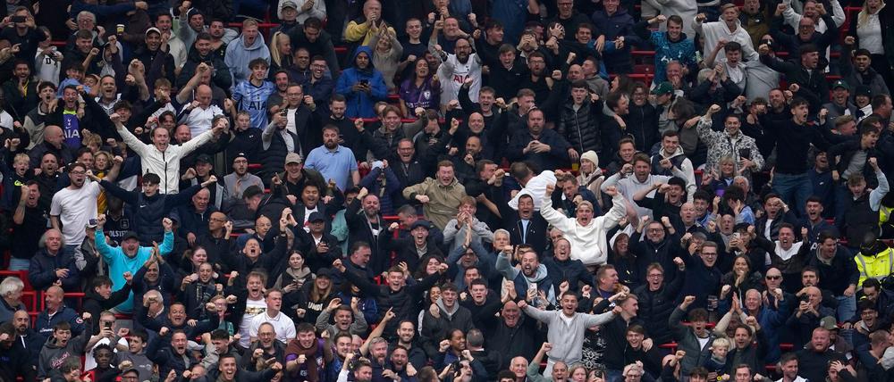 Teile der Spurs-Fans fielen beim Auswärtsspiel gegen Manchester United negativ auf.