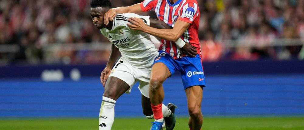 Kämpfen um den Ball und den Sieg im Stadtderby von Madrid: Reals Vinicius Junior (l) und Atleticos Marcos Llorente