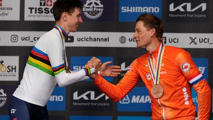 Titelverteidiger Mathieu van der Poel (r) gratuliert dem neuen Weltmeister Tadej Pogacar.