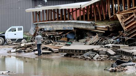 North Carolina trug die Hauptlast der Schäden: Weite Teile von Städten wie Asheville standen unter Wasser, Bewohner saßen in ihren Häusern fest, ohne Licht oder Lebensmittel und mit nur wenigen funktionierenden Straßen, auf denen Rettungskräfte ihnen helfen konnten.