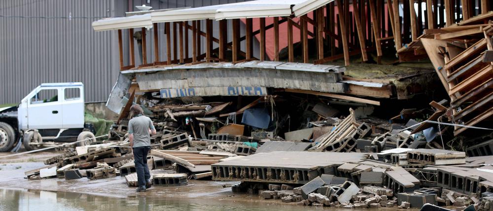 North Carolina trug die Hauptlast der Schäden: Weite Teile von Städten wie Asheville standen unter Wasser, Bewohner saßen in ihren Häusern fest, ohne Licht oder Lebensmittel und mit nur wenigen funktionierenden Straßen, auf denen Rettungskräfte ihnen helfen konnten. 