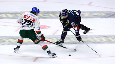 Wie schon am Freitag gegen Augsburg müssen sich die Eisbären um Liam Kirk (r.) auch in Schwenningen geschlagen geben.