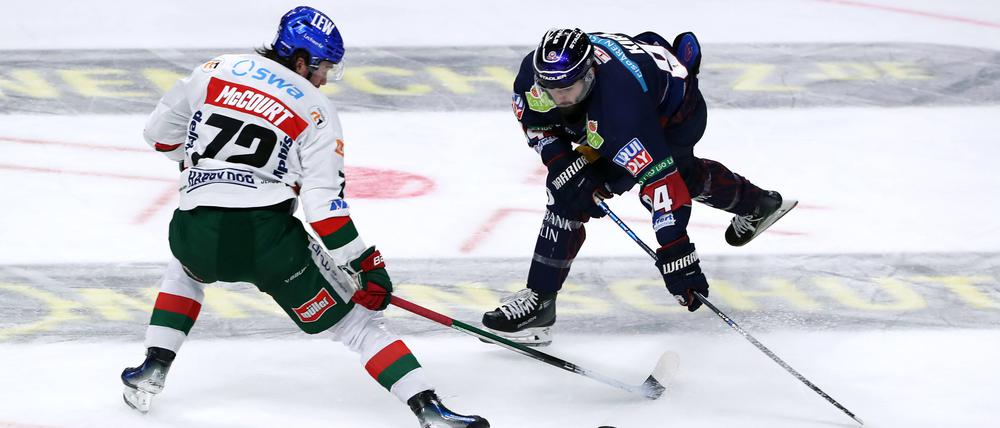 Wie schon am Freitag gegen Augsburg müssen sich die Eisbären um Liam Kirk (r.) auch in Schwenningen geschlagen geben.