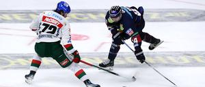 Wie schon am Freitag gegen Augsburg müssen sich die Eisbären um Liam Kirk (r.) auch in Schwenningen geschlagen geben.