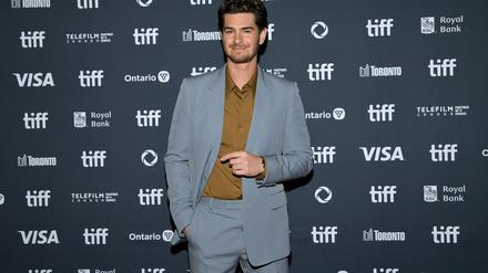 Der Schauspieler Andrew Garfield teilt, welche Erkenntnis ihm nach dem Tod seiner Mutter „einen der heilsamsten Momente“ gebracht hat.